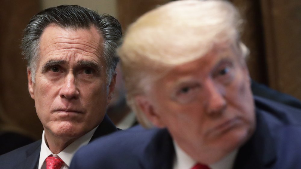 Mitt Romney à la poupe assis derrière Donald Trump