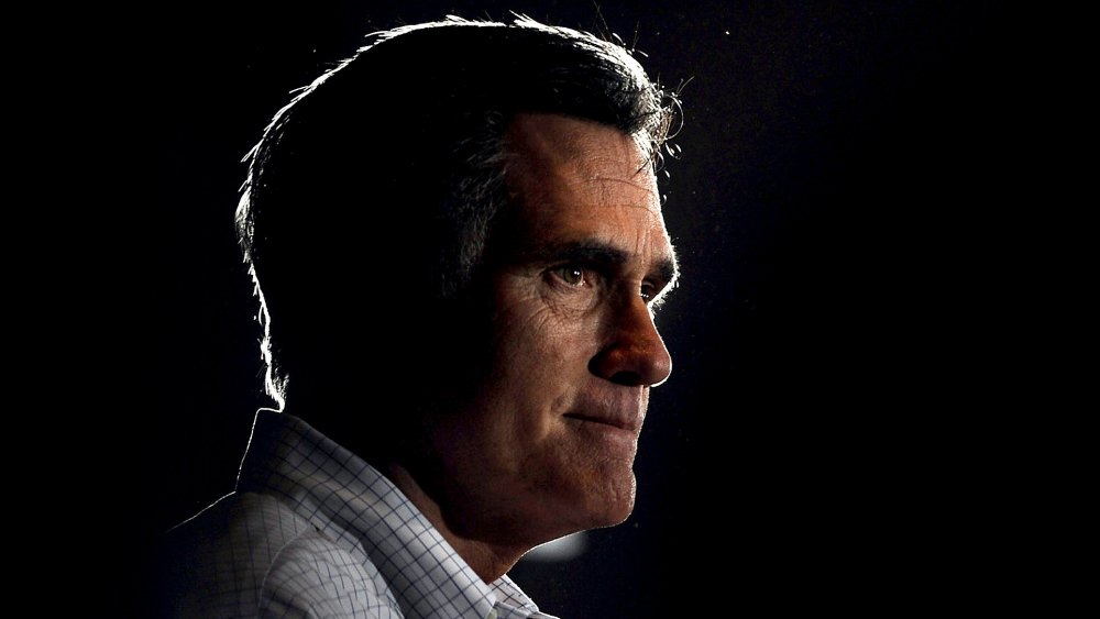 Mitt Romney à l'air sombre dans une lumière tamisée 