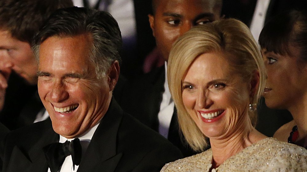 Mitt Romney et Ann Romney en riant 