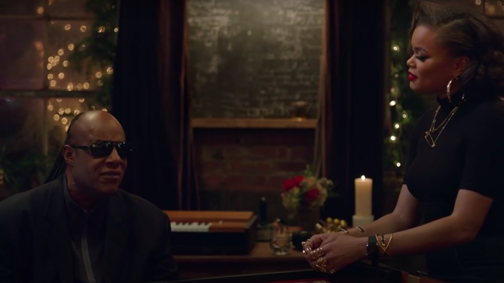 Steve Wonder et Andra Day dans leur clip "Un jour à Noël"