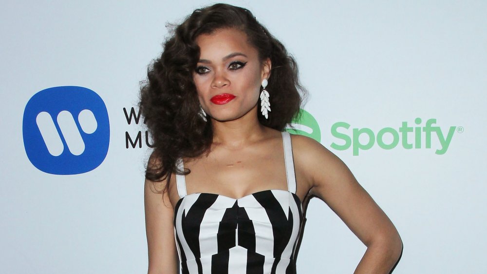 Andra Day posant sur le tapis rouge