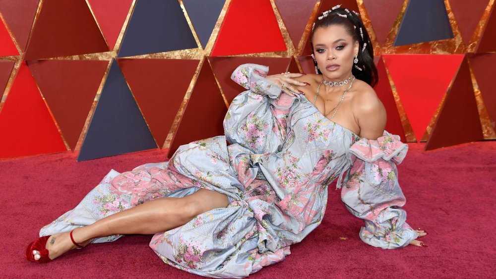 Andra Day prend la pose en s'asseyant sur le tapis rouge