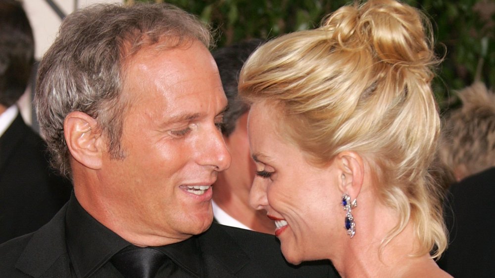 L'actrice Nicollette Sheridan (à droite) et le chanteur Michael Bolton arrivent à la 63e cérémonie des Golden Globe Awards