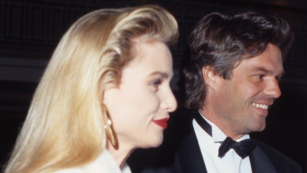 Le couple de célébrités Nicollette Sheridan et Harry Hamlin assistent à un événement en mars 1991