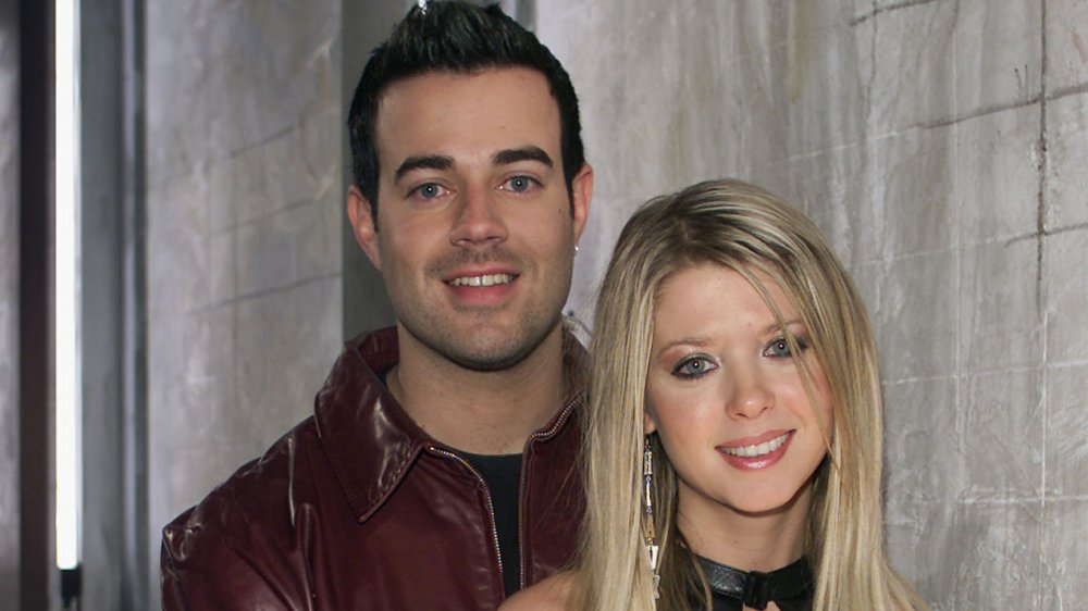 Carson Daly et Tara Reid souriant à la caméra