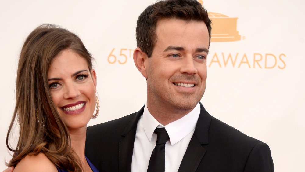 Siri Pinter et Carson Daly sourient à la remise des prix