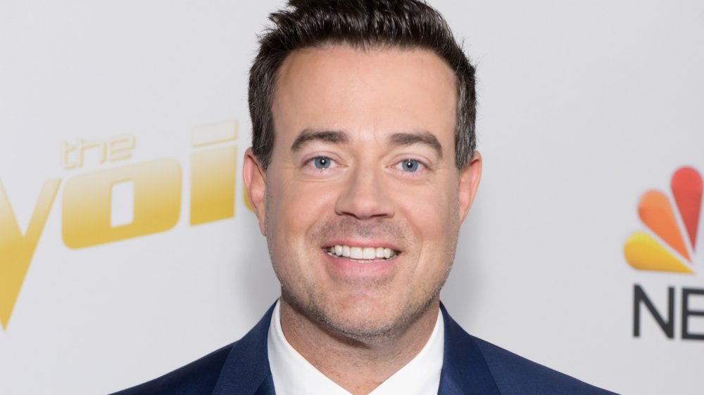 Carson Daly, souriant à la caméra