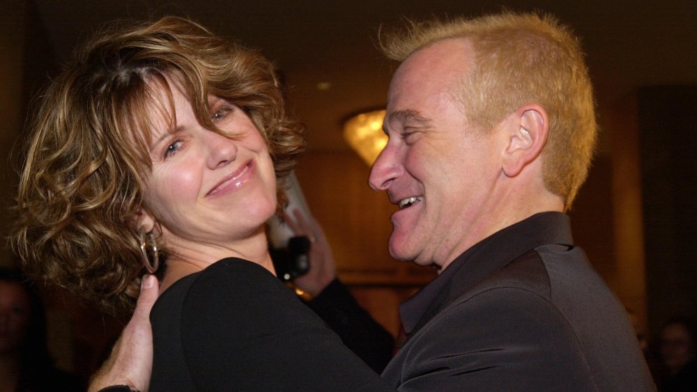 Pam Dawber et Robin Williams s'embrassent