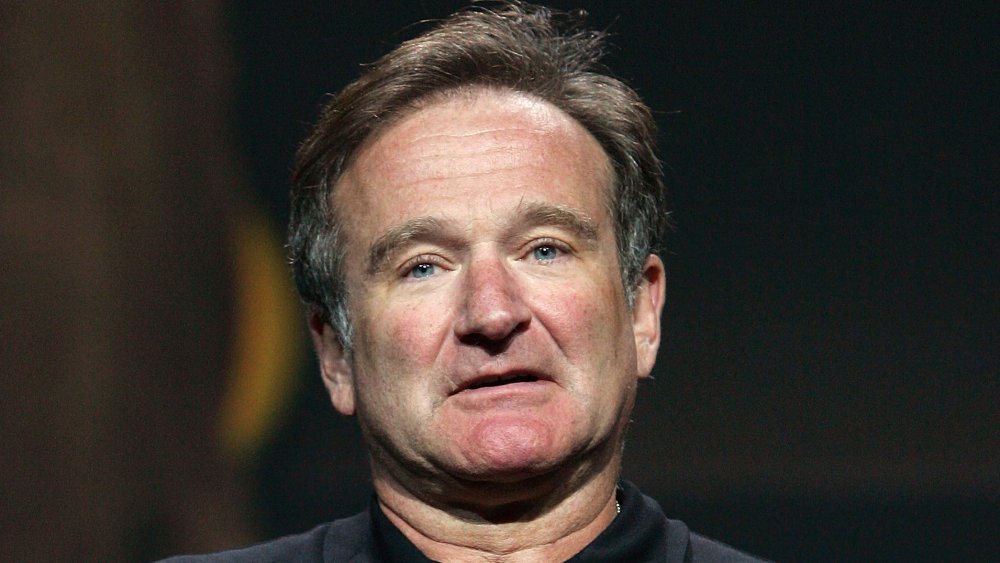 Robin Williams regardant droit devant lui avec une expression vide