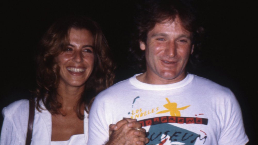 Valerie Velardi et Robin Williams se tenant la main