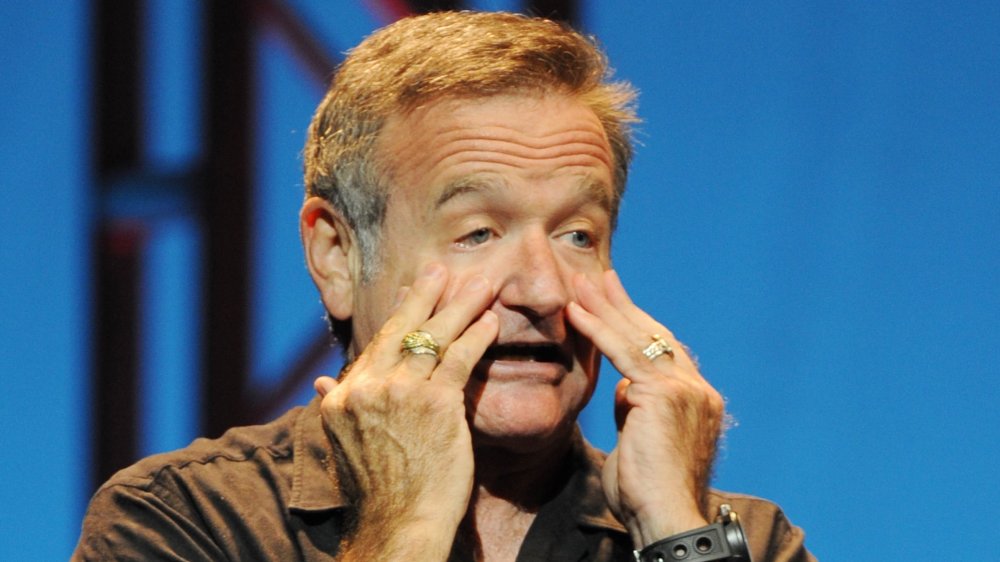 Robin Williams avec une expression choquée