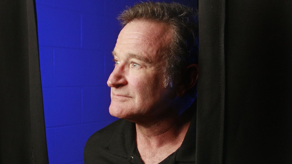 Robin Williams attend derrière le rideau dans les coulisses