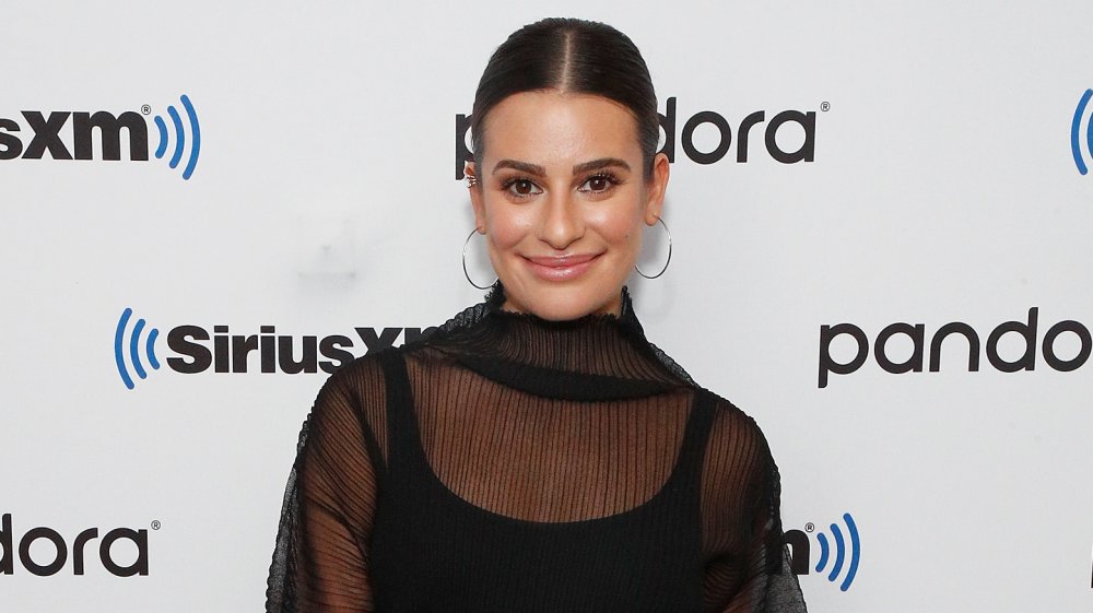 Lea Michele souriante, cheveux en queue de cheval basse