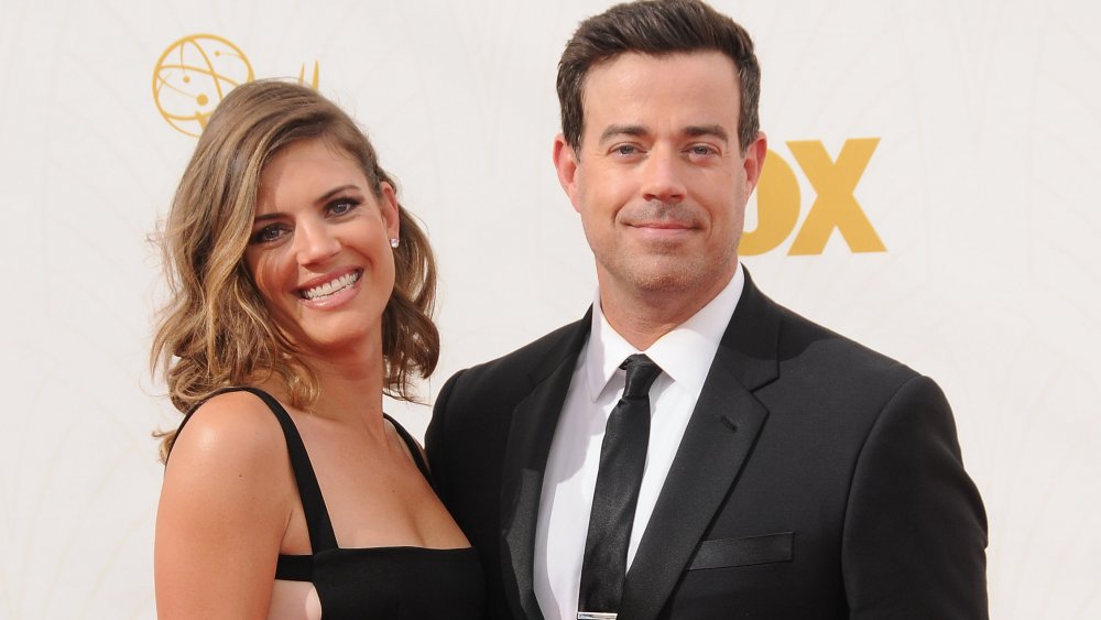 Siri Pinter et Carson Daly sourient tous les deux