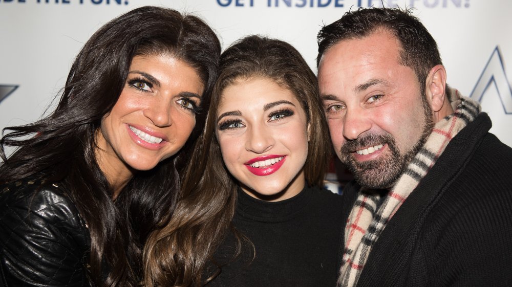 Teresa Giudice, Gia Giudice et Joe Giudice souriant et embrassant lors d'un événement sur le tapis rouge 