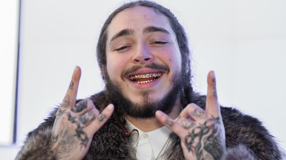 La vraie signification des tatouages ​​à la main de Post Malone