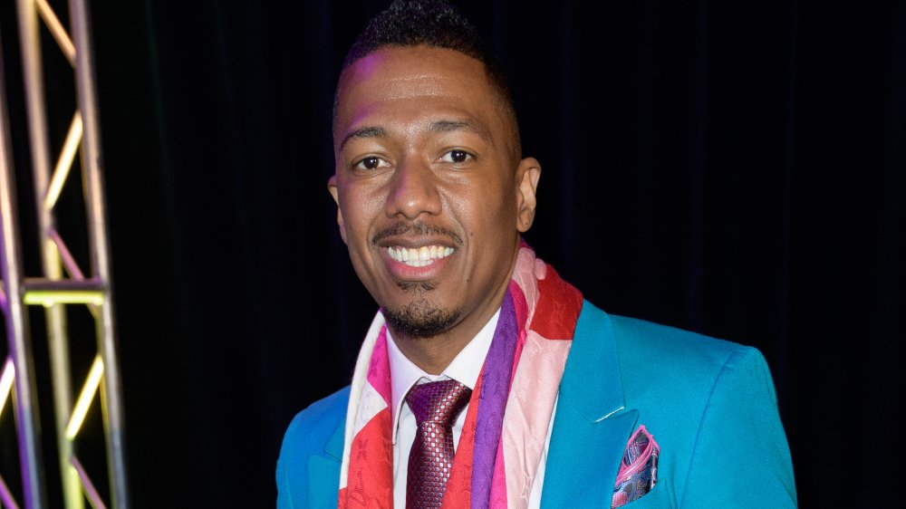 Nick Cannon dans un costume coloré