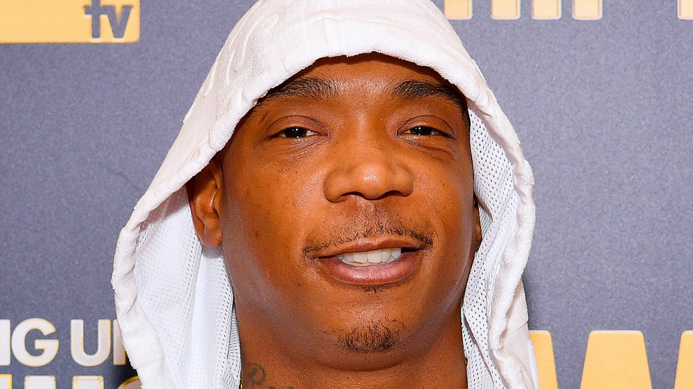 Ja Rule avec un sweat à capuche blanc relevé