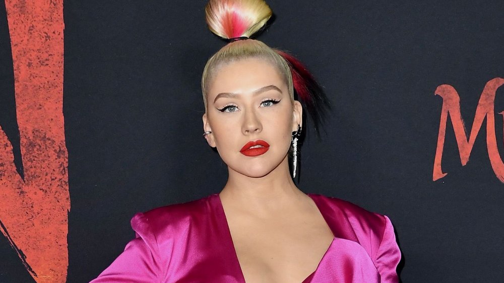 Christina Aguilera avec chignon haut teint en rouge