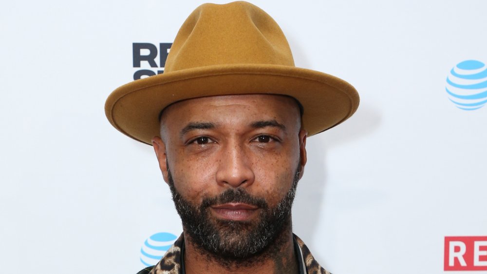 Joe Budden dans un fedora marron