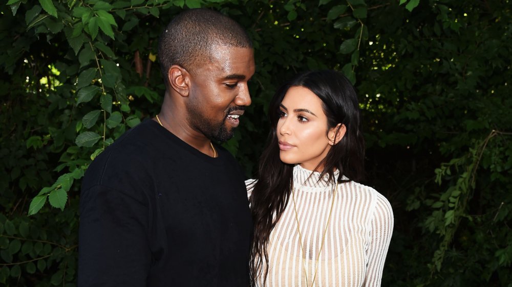 Kim Kardashian regarde avec envie Kanye West