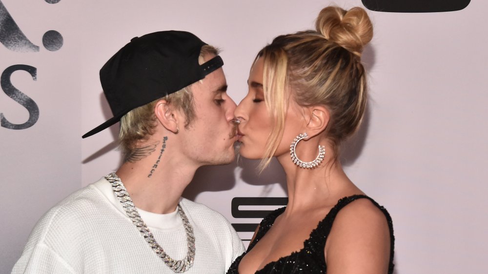 Justin Bieber et Hailey Baldwin s'embrassent lors de la première de Justin Bieber: Seasons sur YouTube Originals 