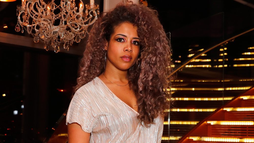 Kelis posant dans un haut argenté pailleté