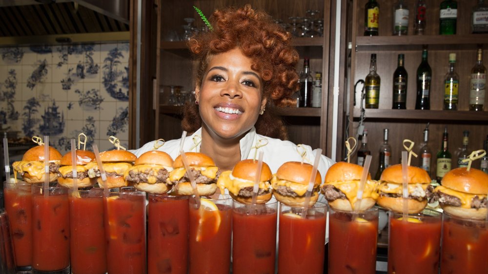 Kelis posant avec cocktails et sliders