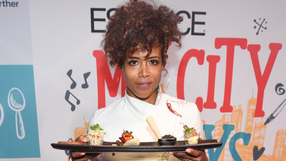 Kelis tenant une assiette de sa cuisine