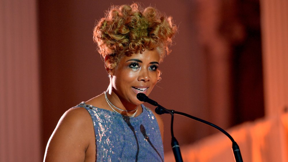 Kelis sur un podium, parlant