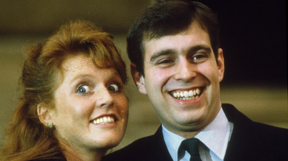 Le prince Andrew, le duc d'York et Sarah Ferguson photographiés au palais de Buckingham après l'annonce de leurs fiançailles, Londres, 17 mars 1986.