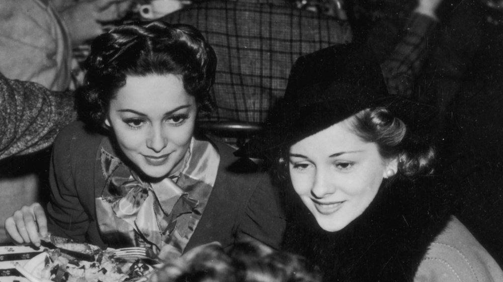 Photo en noir et blanc d'Olivia de Havilland et de sa sœur Joan Fontaine