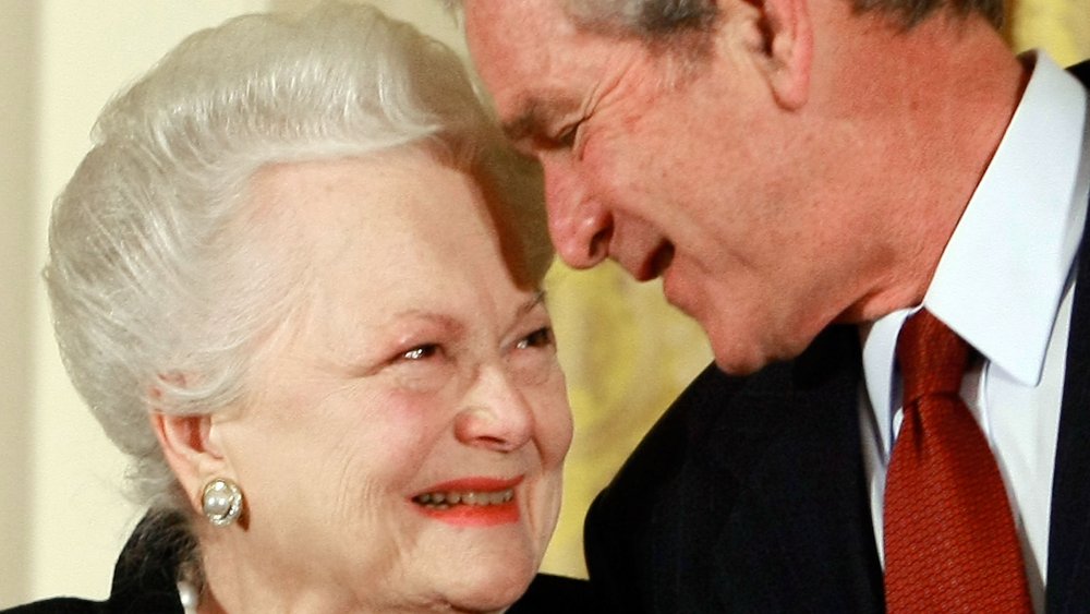 Olivia de Havilland, George W. Bush souriant et se regardant dans les yeux