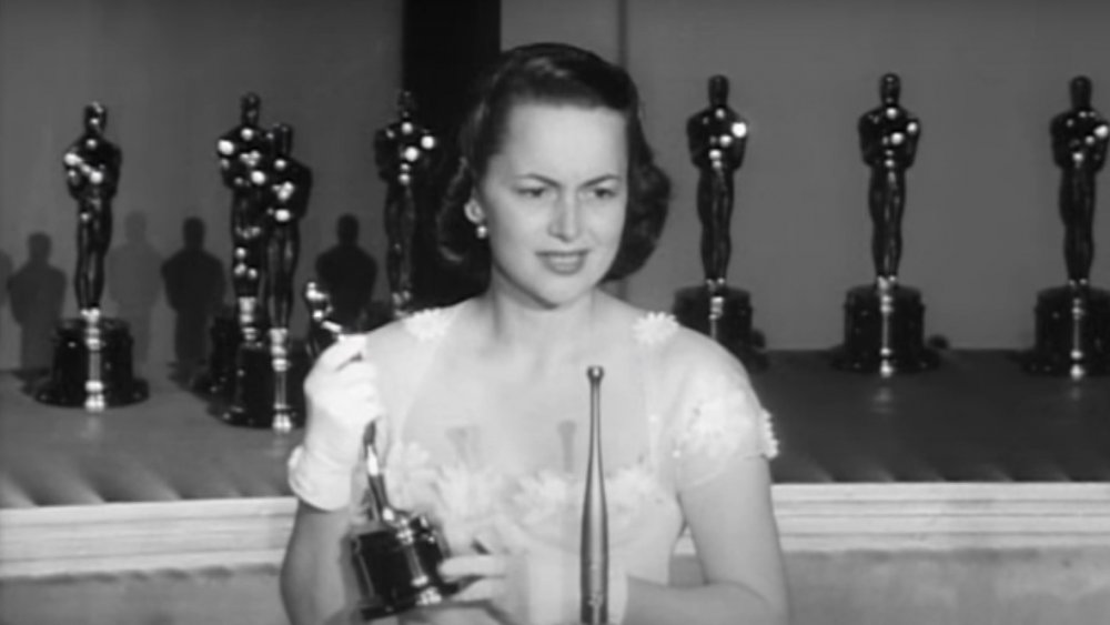 Olivia de Havilland accepte l'un de ses Oscars