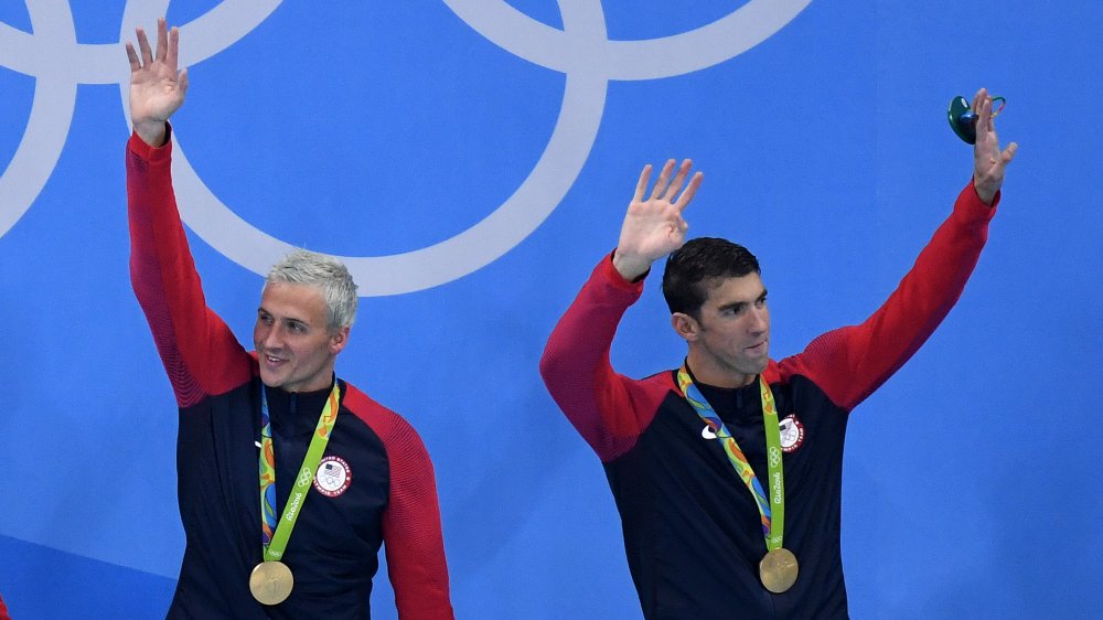 Ryan Lochte et Michael Phelps lors d'une cérémonie de remise des médailles aux Jeux Olympiques de Rio 2016 