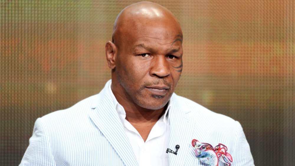 Mike Tyson dans un blazer rayé blanc et bleu