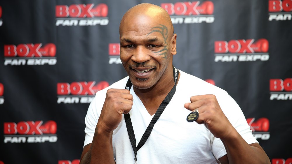 Mike Tyson avec les poings levés, posant