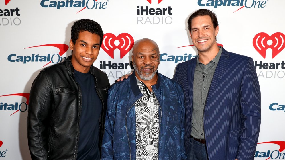 Miguel Leon Tyson, Mike Tyson et Eben Britton posant ensemble lors d'un événement sur le tapis rouge