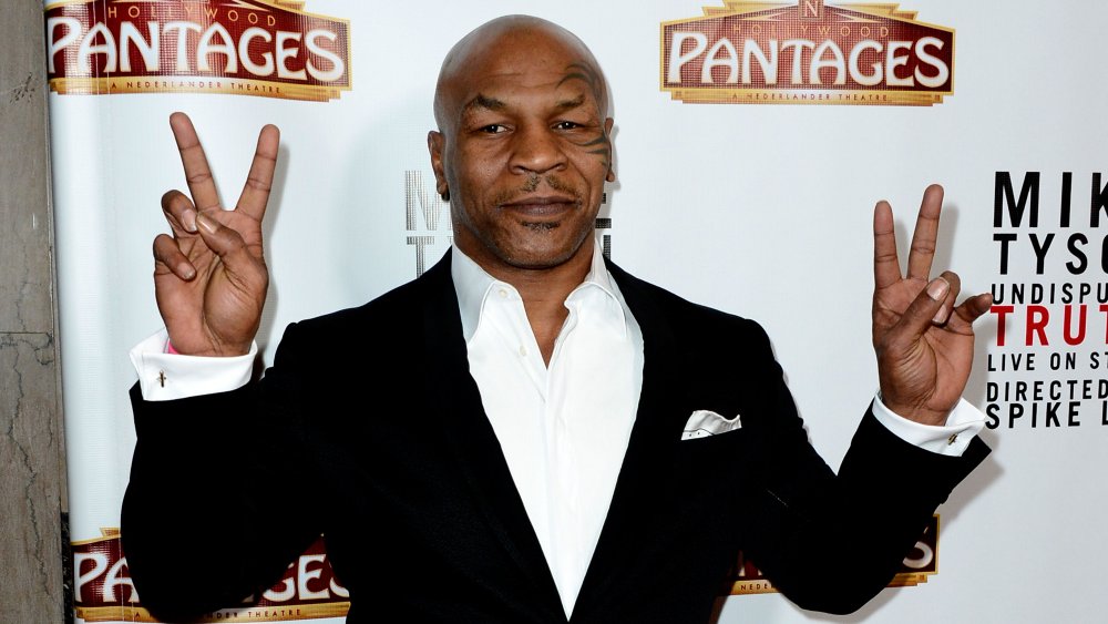 Mike Tyson lançant des signes de paix