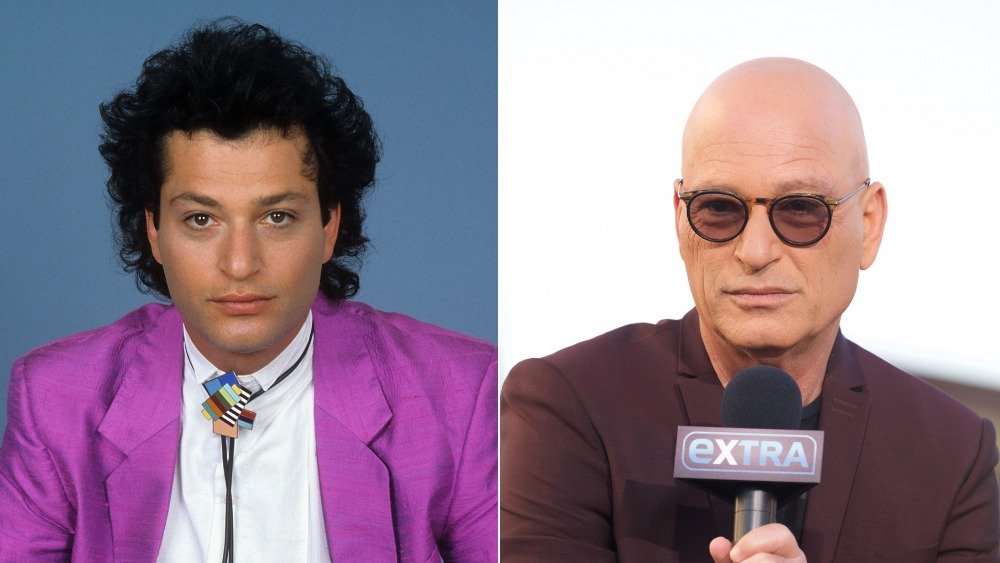 Howie Mandel avec des cheveux en blazer violet (à gauche), Howie Mandel chauve avec microphone (à droite)