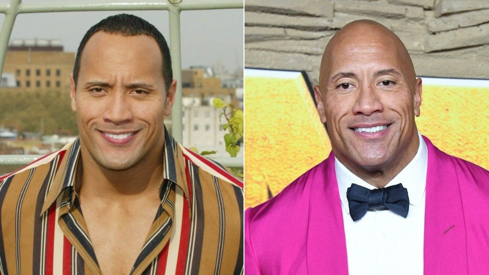 Dwayne 'The Rock' Johnson dans une chemise boutonnée marron et avec des cheveux (à gauche), chauve dans un blazer rose (à droite)