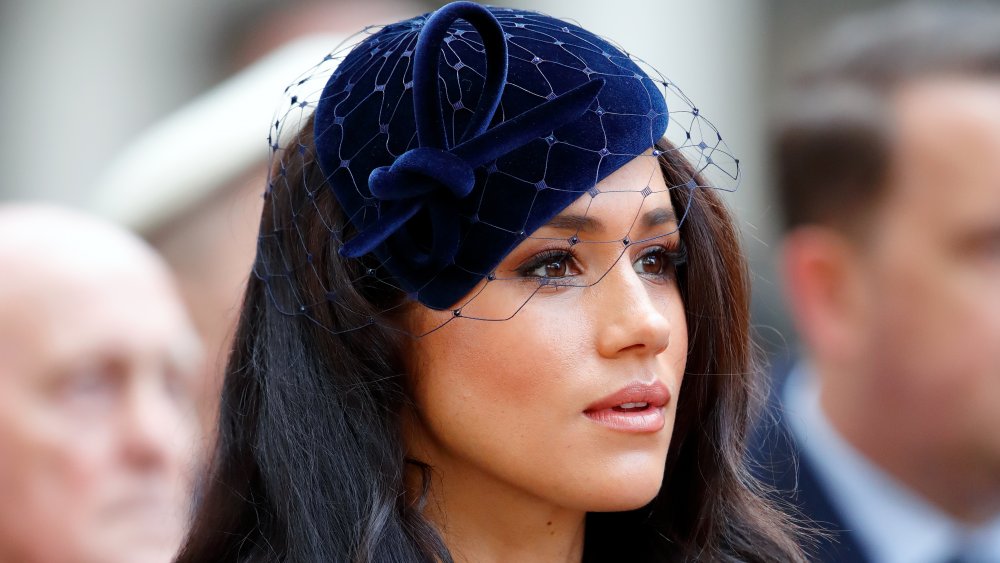 Meghan Markle dans un fascinateur bleu velours