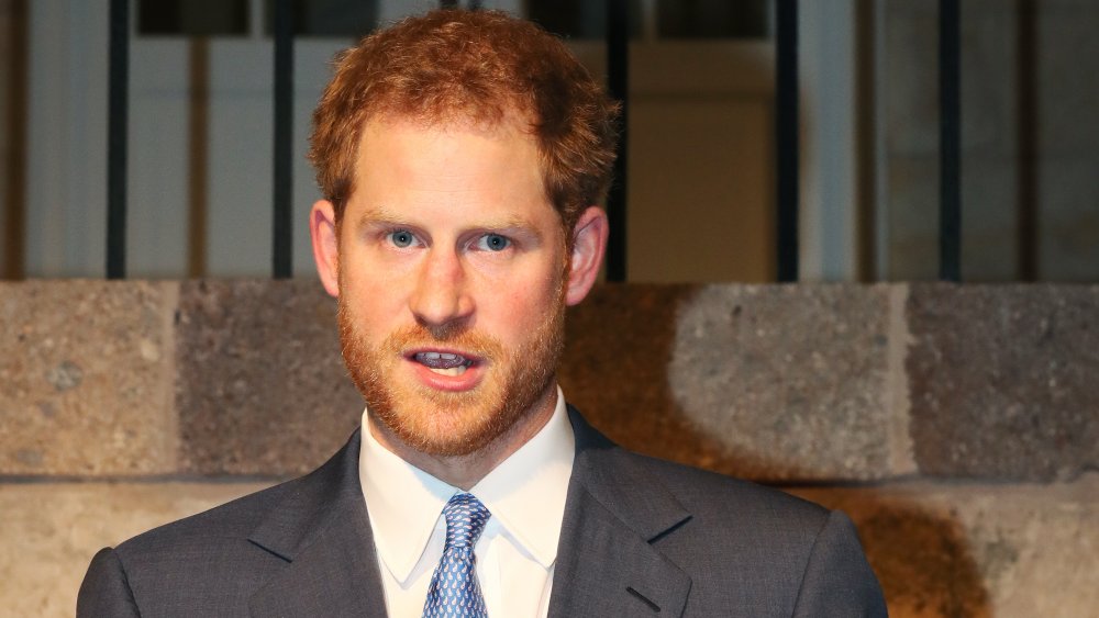 Prince Harry avec la bouche ouverte, en costume