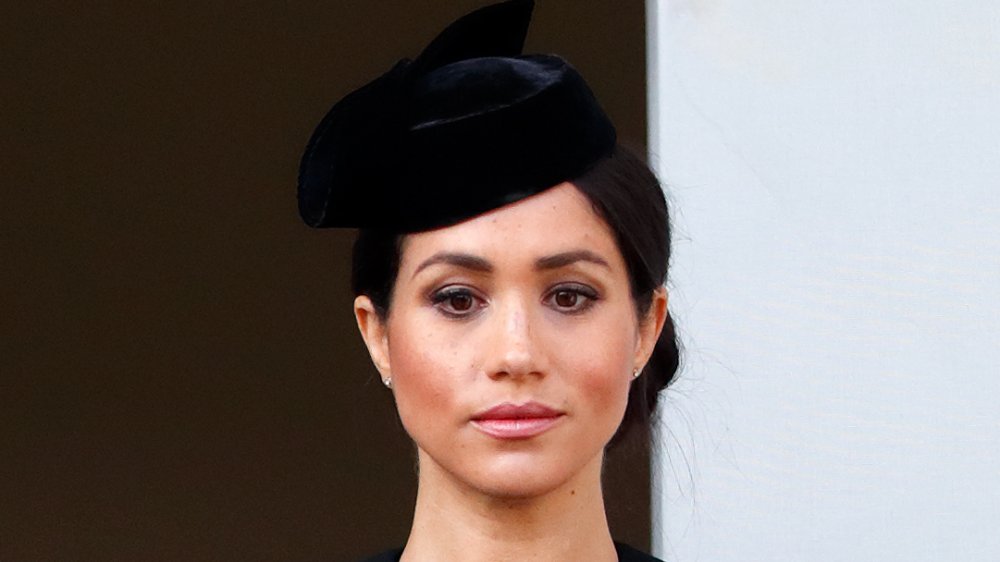 Meghan Markle dans un fascinateur de velours noir