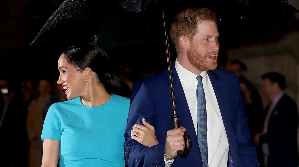 Meghan Markle et le prince Harry sous un parapluie