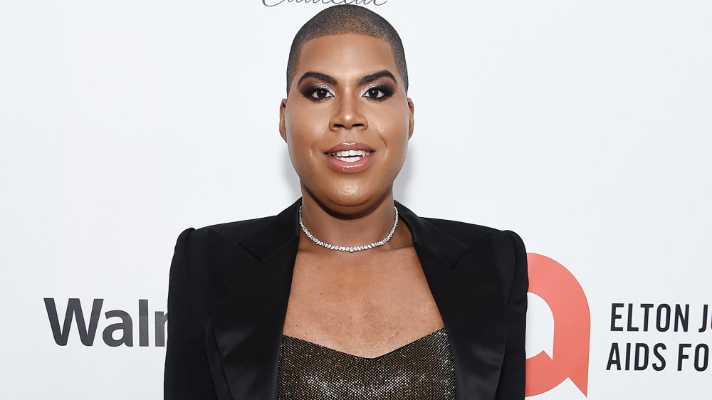 EJ Johnson en collier ras du cou et blazer noir