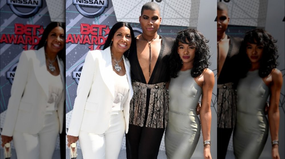 Cookie, EJ et Elisa Johnson posant ensemble aux BET Awards