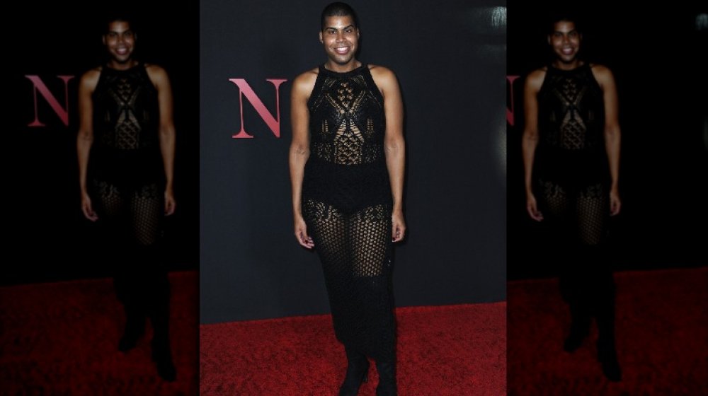 EJ Johnson dans une robe en maille