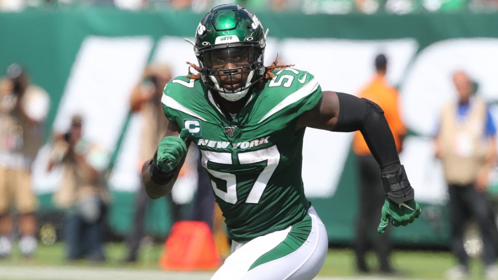 Joueur de la NFL C.J. Mosley sur le terrain pour les Jets de New York