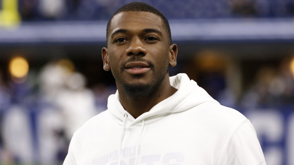 La star de la NFL Devin Funchess portant un sweat à capuche blanc 